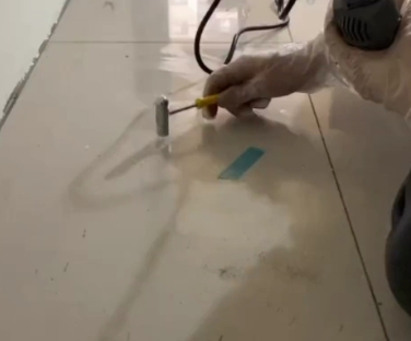 都兰瓷砖开裂维修公司专业分享瓷砖在铺贴前如果没有沥干水分，将会导致以下问题